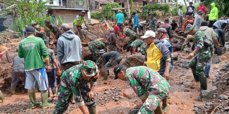 Anggota Koramil 05/Reban Bantu Bersihkan Lumpur Akibat Bencana Banjir Bandang