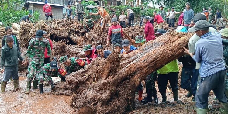 Anggota Koramil 05/Reban Bantu Bersihkan Lumpur Akibat Bencana Banjir Bandang