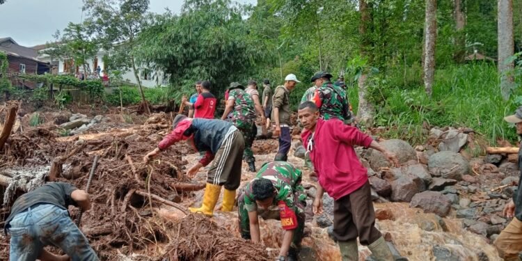 Anggota Koramil 05/Reban Bantu Bersihkan Lumpur Akibat Bencana Banjir Bandang