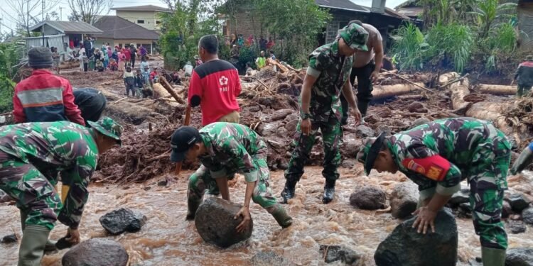 Anggota Koramil 05/Reban Bantu Bersihkan Lumpur Akibat Bencana Banjir Bandang