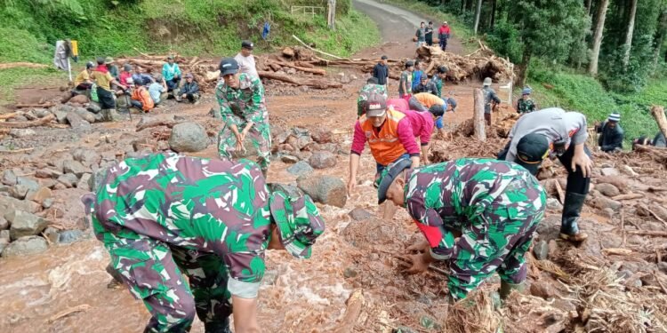 Anggota Koramil 05/Reban Bantu Bersihkan Lumpur Akibat Bencana Banjir Bandang