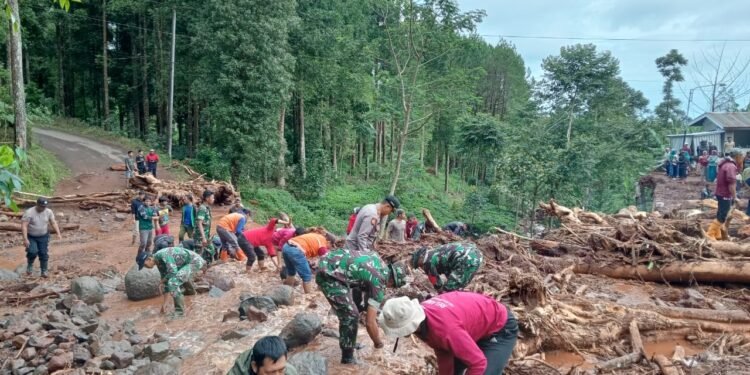 Anggota Koramil 05/Reban Bantu Bersihkan Lumpur Akibat Bencana Banjir Bandang