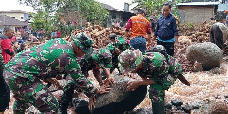 Anggota Koramil 05/Reban Bantu Bersihkan Lumpur Akibat Bencana Banjir Bandang