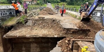 Gerak Cepat Pemkab Batang Perbaiki Jembatan Amblas di Kali Kupang yang Menghubungkan Tiga Desa