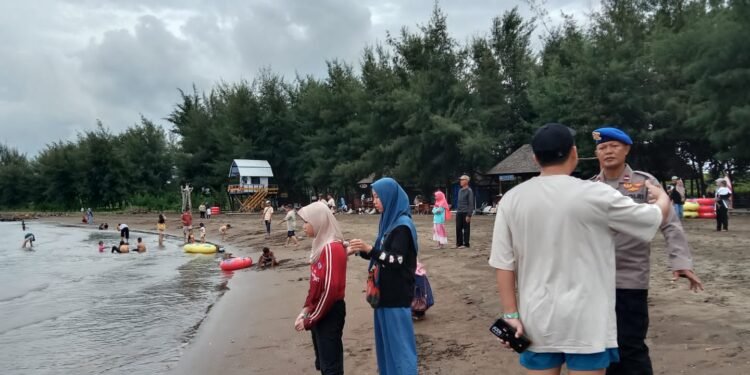 Kapolres Batang Pantau Keamanan Objek Wisata Saat Libur Panjang Isra Miraj dan Imlek 2025