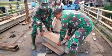 Babinsa Koramil 06/Tersono Bantu Perbaiki Jembatan Kalibelo Yang Rusak Akibat Banjir Bandang