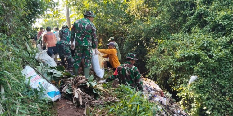 Peduli Lingkungan, Koramil 06/Tersono Bersama Warga Bersihkan Tumpukan Sampah