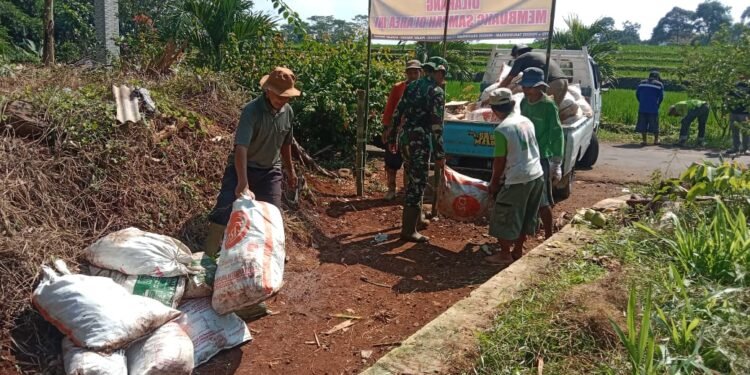 Peduli Lingkungan, Koramil 06/Tersono Bersama Warga Bersihkan Tumpukan Sampah