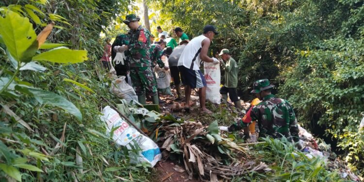 Peduli Lingkungan, Koramil 06/Tersono Bersama Warga Bersihkan Tumpukan Sampah