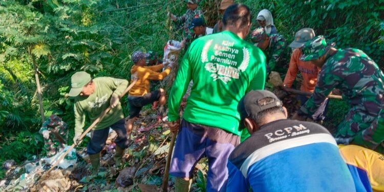 Peduli Lingkungan, Koramil 06/Tersono Bersama Warga Bersihkan Tumpukan Sampah