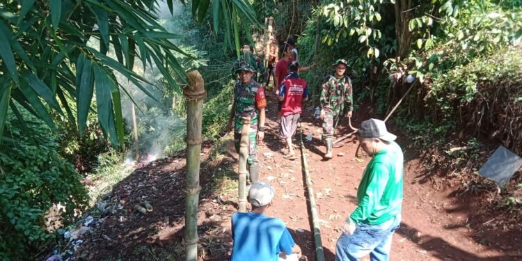 Peduli Lingkungan, Koramil 06/Tersono Bersama Warga Bersihkan Tumpukan Sampah