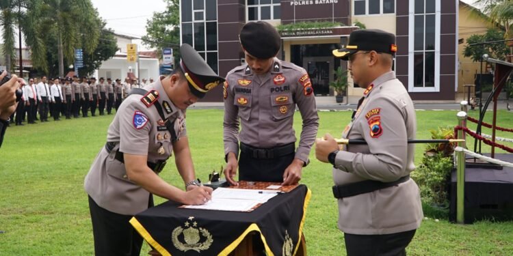 Serah Terima Jabatan dan Kenaikan Pangkat Warnai Awal Tahun di Polres Batang