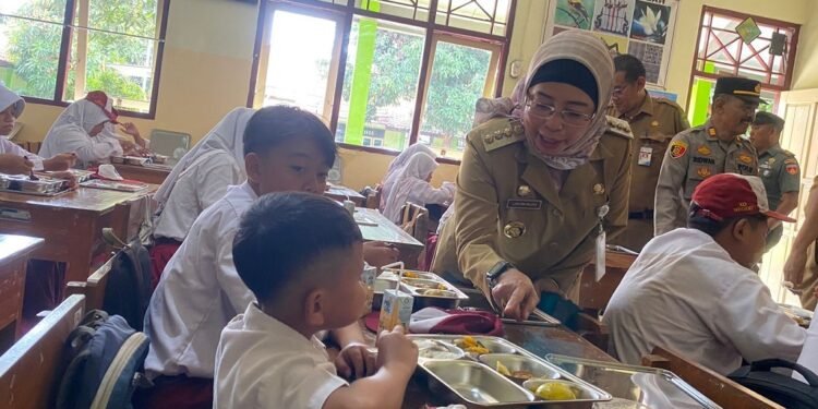 Program MBG, Pj Bupati Batang Tinjau Langsung Ke Sekolah