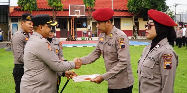 Apel Penghargaan Polres Batang, Kapolres Ingatkan Tantangan Masa Depan