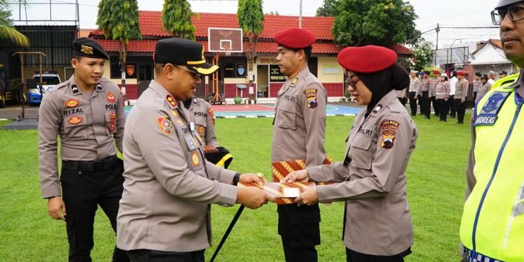 Apel Penghargaan Polres Batang, Kapolres Ingatkan Tantangan Masa Depan