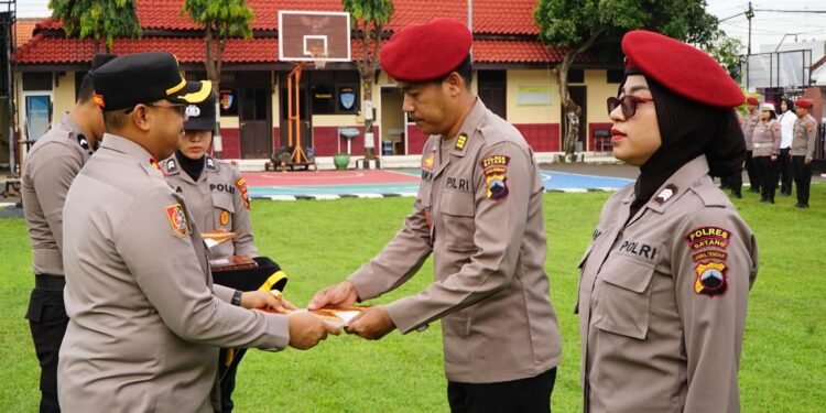 Apel Penghargaan Polres Batang, Kapolres Ingatkan Tantangan Masa Depan