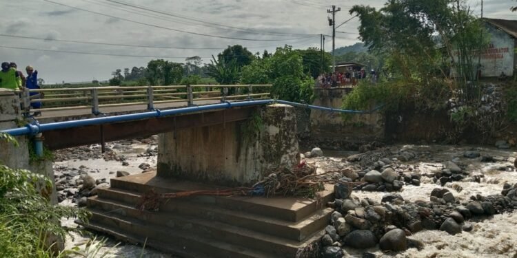 Bencana Alam Menghantam Batang, Jembatan Ambrol dan Rumah Warga Hanyut