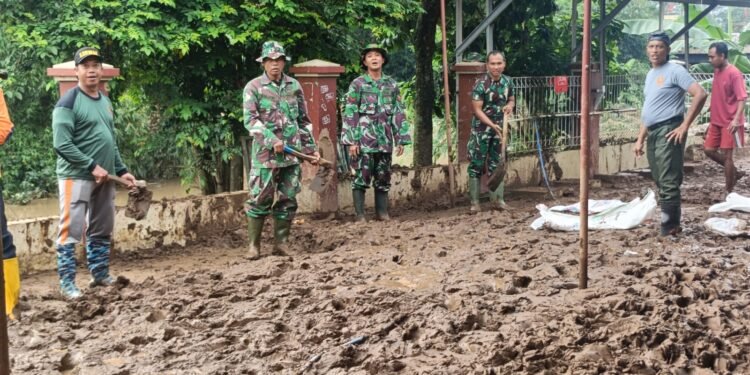 Anggota Koramil 10/Batang Bantu Warga Bersihkan Sisa Lumpur Pasca Banjir