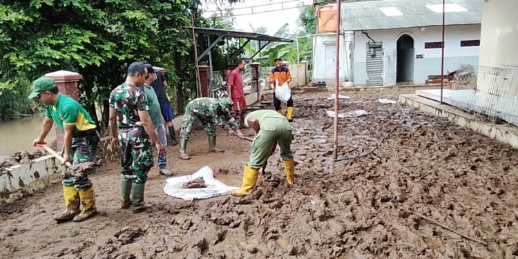 Anggota Koramil 10/Batang Bantu Warga Bersihkan Sisa Lumpur Pasca Banjir