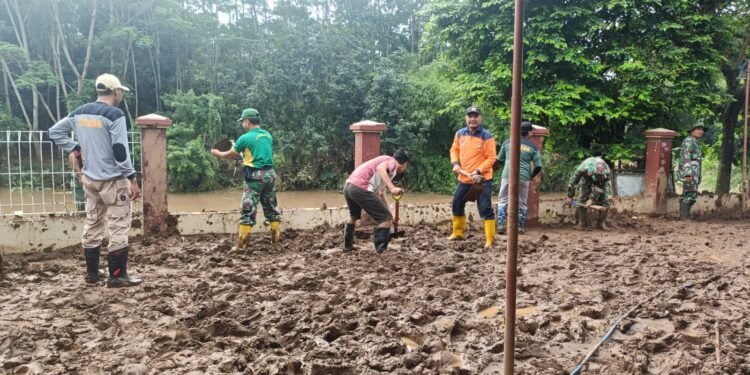 Anggota Koramil 10/Batang Bantu Warga Bersihkan Sisa Lumpur Pasca Banjir