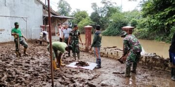 Anggota Koramil 10/Batang Bantu Warga Bersihkan Sisa Lumpur Pasca Banjir
