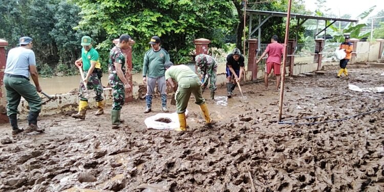 Anggota Koramil 10/Batang Bantu Warga Bersihkan Sisa Lumpur Pasca Banjir