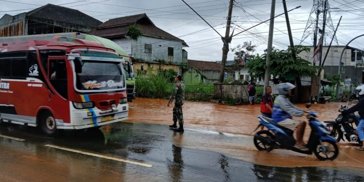 Banjir di Jalur Pantura, Babinsa Bantu Warga Atur Arus Lalu Lintas