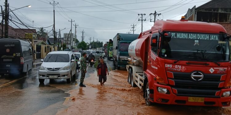 Banjir di Jalur Pantura, Babinsa Bantu Warga Atur Arus Lalu Lintas