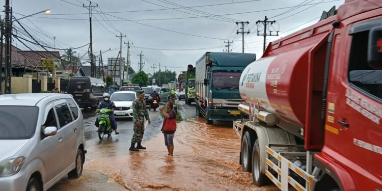 Banjir di Jalur Pantura, Babinsa Bantu Warga Atur Arus Lalu Lintas