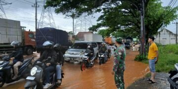 Banjir di Jalur Pantura, Babinsa Bantu Warga Atur Arus Lalu Lintas