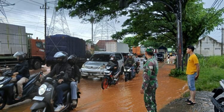 Banjir di Jalur Pantura, Babinsa Bantu Warga Atur Arus Lalu Lintas
