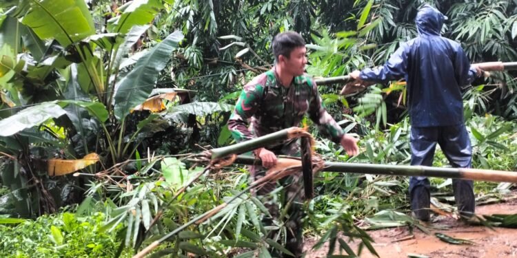 Babinsa Desa Kalibalik Bersihkan Material Longsor