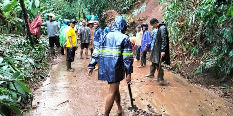 Babinsa Desa Kalibalik Bersihkan Material Longsor