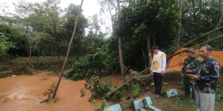 Hujan Deras Sebabkan Pagar Makam Kepulen Sawahjoho Roboh