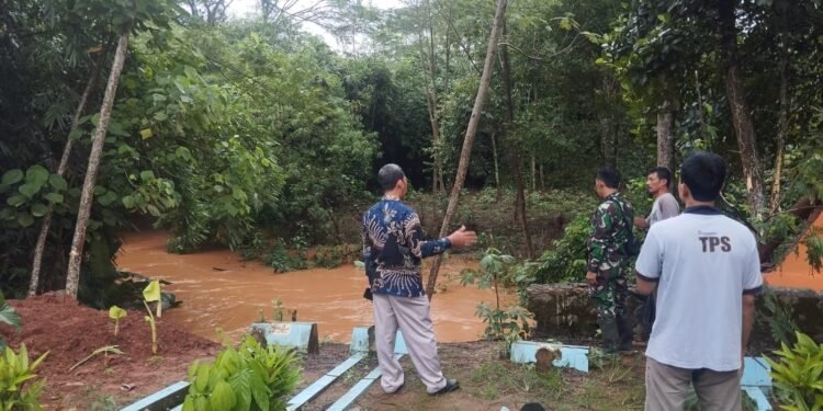 Hujan Deras Sebabkan Pagar Makam Kepulen Sawahjoho Roboh