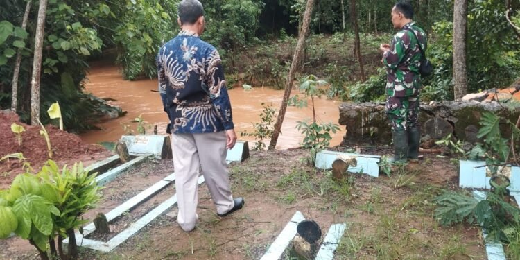Hujan Deras Sebabkan Pagar Makam Kepulen Sawahjoho Roboh