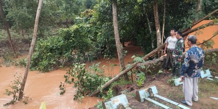 Hujan Deras Sebabkan Pagar Makam Kepulen Sawahjoho Roboh