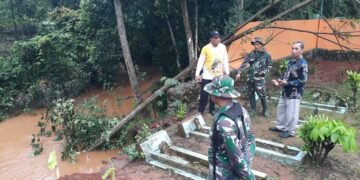 Hujan Deras Sebabkan Pagar Makam Kepulen Sawahjoho Roboh