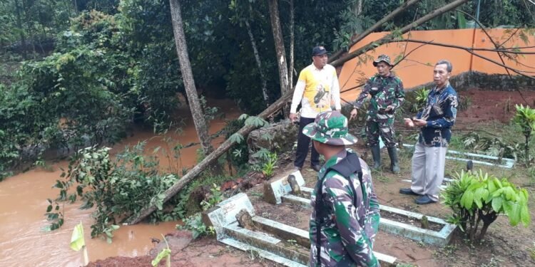 Hujan Deras Sebabkan Pagar Makam Kepulen Sawahjoho Roboh