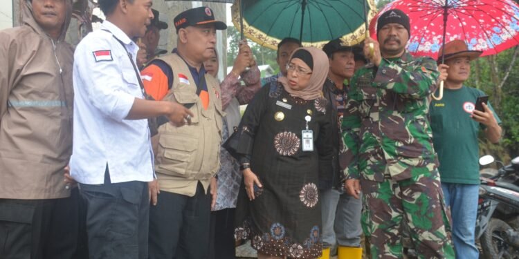 Tinjau Korban Longsor, Pj Bupati Sigap Berikan Rujukan ke RSUD Batang