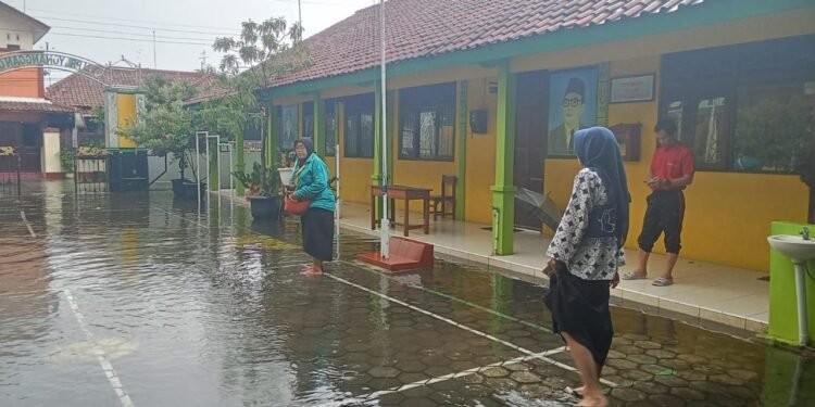 Banjir Rendam Sekolah di Batang, Disdikbud Nyatakan Keselamatan Siswa Lebih Prioritas