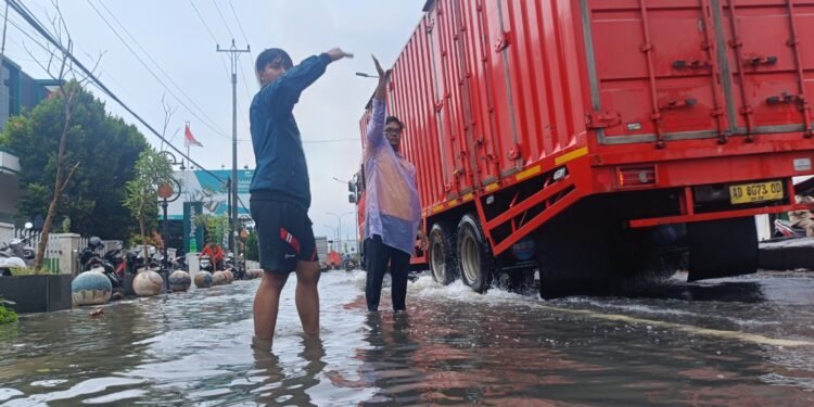Jalan Jensud Tergenang, Warga Berinisiatif Atur Lalin