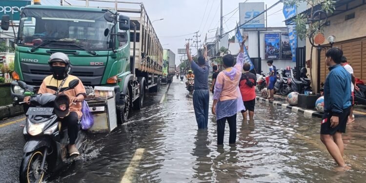 Jalan Jensud Tergenang, Warga Berinisiatif Atur Lalin