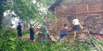 Babinsa Bersihkan Material Rumah Ambruk Akibat Tertimpa Pohon Tumbang