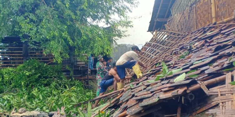 Babinsa Bersihkan Material Rumah Ambruk Akibat Tertimpa Pohon Tumbang