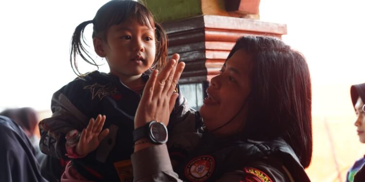 Polres Batang Gelar Trauma Healing untuk Korban Tanah Longsor dan Banjir Bandang di Desa Surjo