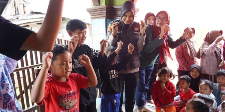 Polres Batang Gelar Trauma Healing untuk Korban Tanah Longsor dan Banjir Bandang di Desa Surjo