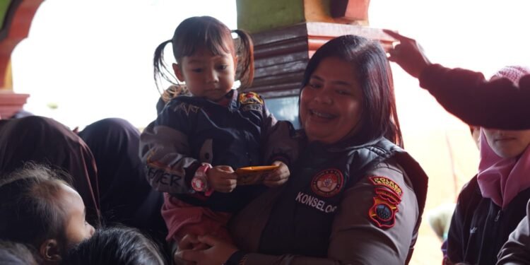 Polres Batang Gelar Trauma Healing untuk Korban Tanah Longsor dan Banjir Bandang di Desa Surjo