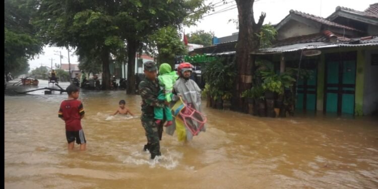 Babinsa Koramil 10/Batang Bantu Dorong Montor Warga Yang Mogok Akibat Banjir