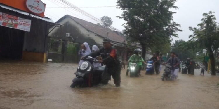 Babinsa Koramil 10/Batang Bantu Dorong Montor Warga Yang Mogok Akibat Banjir